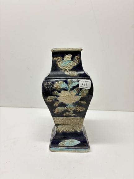 China, Ming-Zeit
Vase aus glasierter Keramik vom T