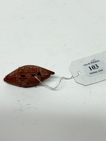 Kleiner, geschnitzter Olivenkern mit der Darstellu