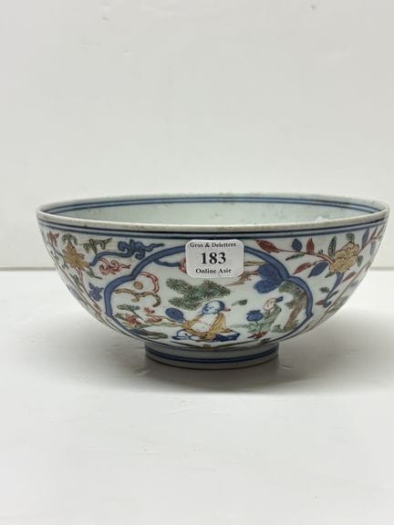 China, 20. Jahrhundert
Schale aus Porzellan und po