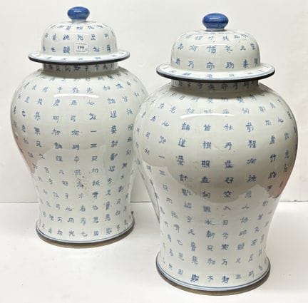VIETNAM, 20.
Ein Paar gedeckter Porzellanpotichen 