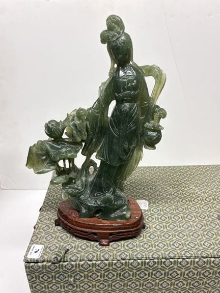 China, um 1960
Statuette aus Serpentin, die eine F