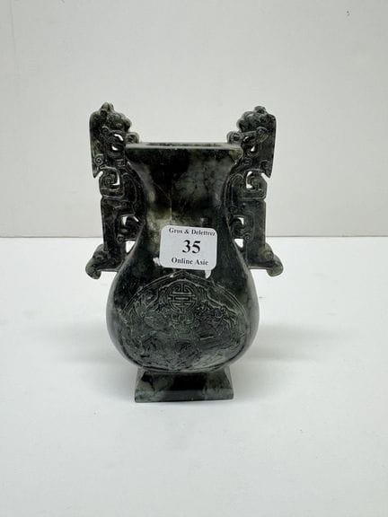 Kleine Vase mit archaisierendem, geschnitztem Deko