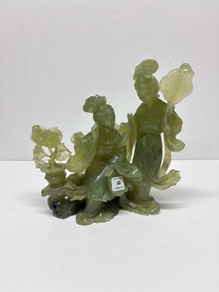 Figurengruppe mit zwei Guanyin-Figuren aus Jadeit
