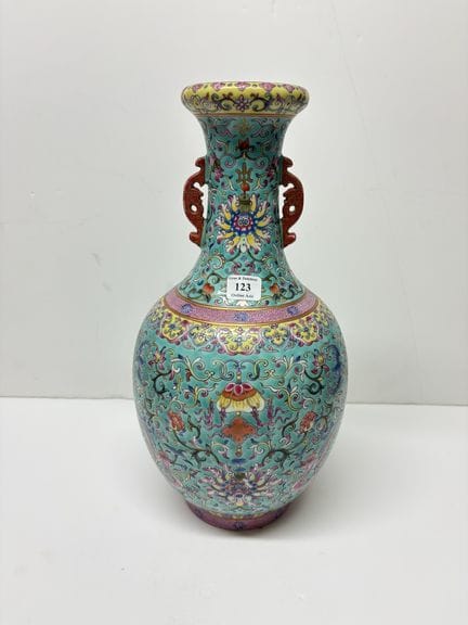 China, 20.
Balusterförmige Vase aus Porzellan und 