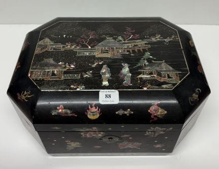 Japan, Meiji-Zeit
Spieluhr aus lackiertem Holz mit