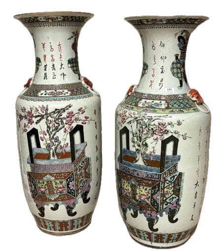 China, um 1900, Paar 
Balustervasen aus Porzellan 