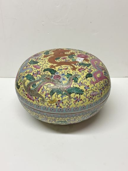 China, 20.
Bedeutende Porzellandose mit polychrom 