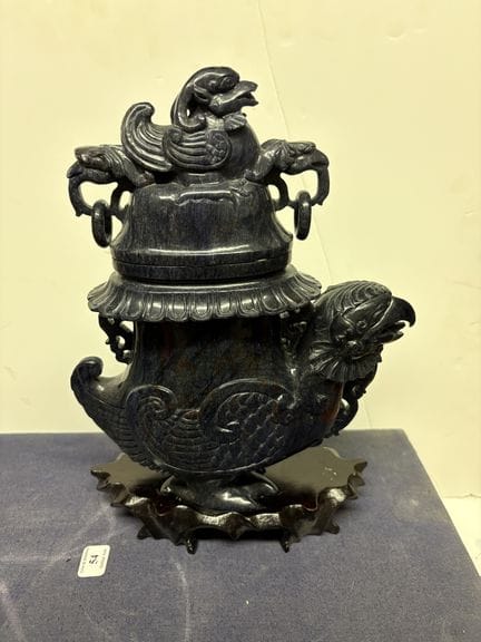 China, um 1960
Gedeckte Vase aus Sodalith in Form 
