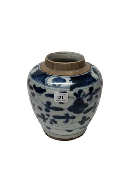 CHINA, 17.
Kleiner balusterförmiger Krug aus Porze