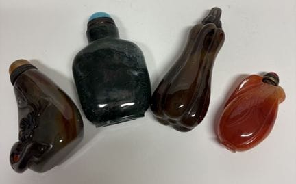 Vier Schnupftabakfläschchen aus Achat und Karneol.