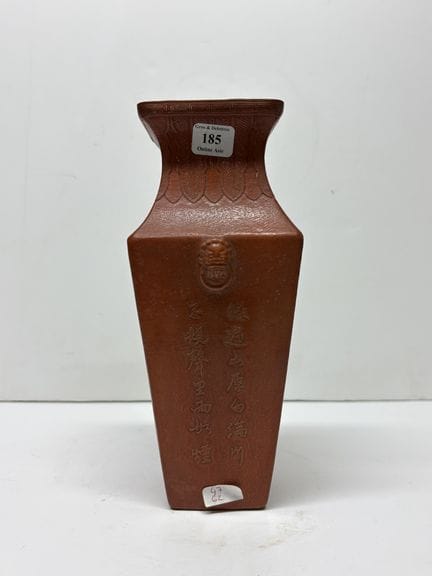 China, Anfang des 20. Jahrhunderts. Viereckige Vas