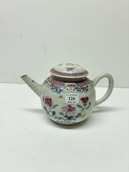 中国，东印度公司，18世纪
瓷茶壶，粉色底上饰有彩釉牡丹花、菊花、莲叶卷草纹及几何纹饰。
宽：18厘