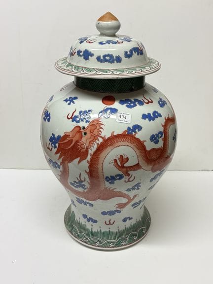 China, 20. Jahrhundert
Porzellanvase mit Deckel un