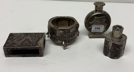 Ein Set aus vier Silberobjekten, darunter zwei Fla