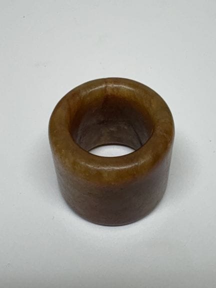 China, 20. Jahrhundert
Bogenschützenring aus beige