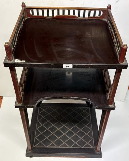中国，20世纪初
小型多色漆木架，带花卉装饰和镂空栏杆
49 x 28.5 x 25.5 厘米
缺脚