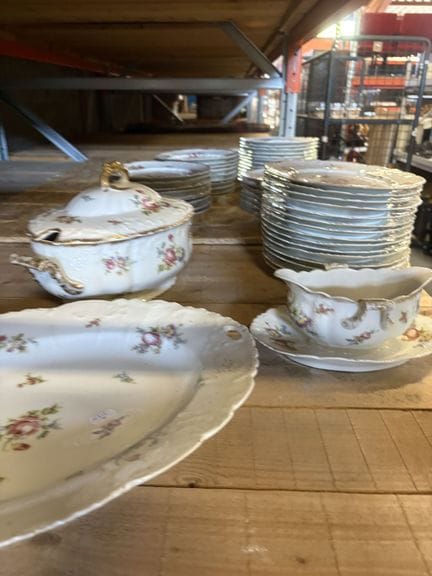 Un service en porcelaine, fleurettes, Paul Soulié 