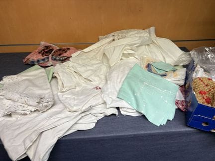 Lot divers linge  de maison dont cache sommier , n