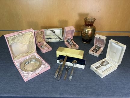 7件套镀银的金属洗礼礼盒套装，附带一个花瓶