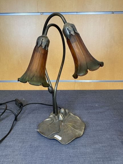 Lampe aus patiniertem Metall mit Glasblumen im ant