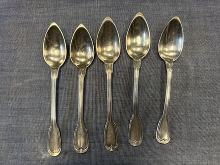 Fünf kleine Löffel aus Silber, Modell „Doppelte Ri