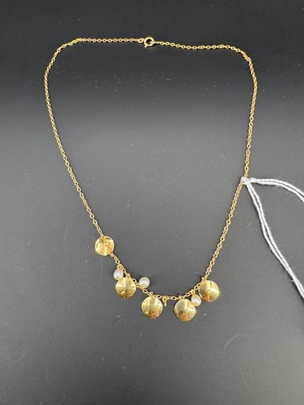 Eine kleine Halskette aus Gelbgold und Perlen, 2,8