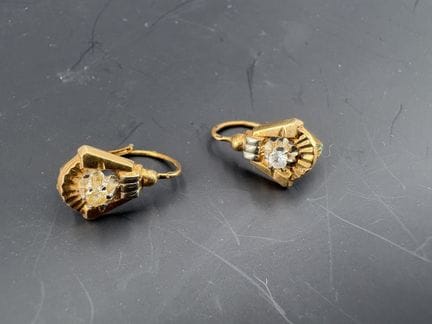 Ein Paar kleine Ohrringe aus Gelbgold, besetzt mit