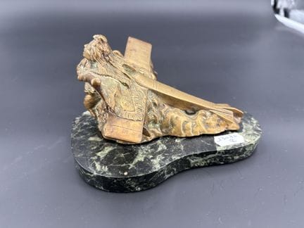 Kleine Bronzeskulptur, die ein Flugzeug darstellt