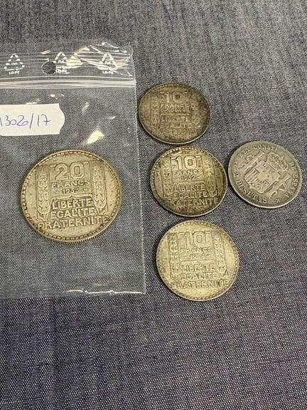 Ein Set aus 5 Silbermünzen, bestehend aus:
- Drei 
