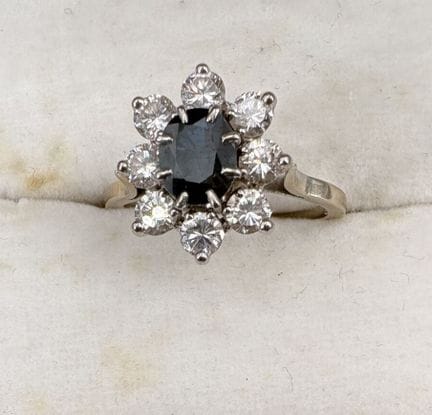 Ring „Marguerite“ aus Weißgold, besetzt mit einem 