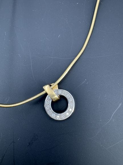 Eine Halskette aus Gelbgold mit einem Anhänger von