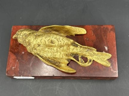 Kleine Bronzeskulptur in Form eines Rebhuhns auf e