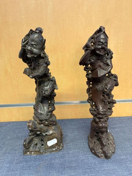 Ein Paar aus Stein gehauene Figuren – Beschädigung