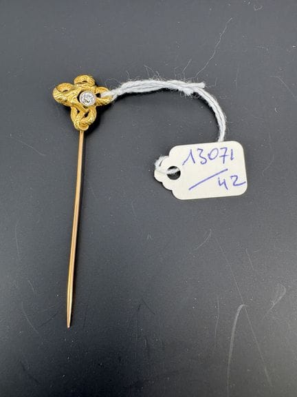 Eine Schalnadel aus Gelbgold, besetzt mit einem Di