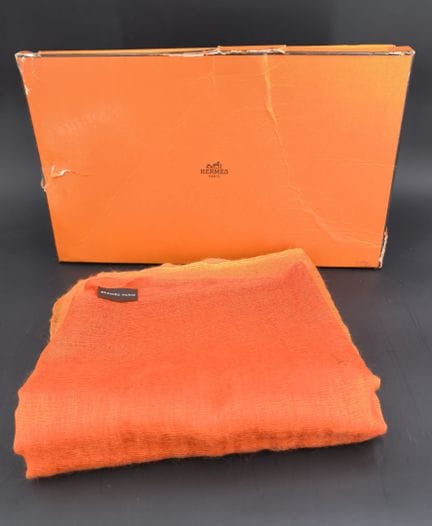 Hermès, muslin shawl
Damaged box