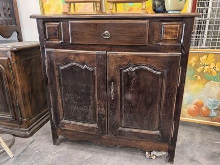 Ein zweitüriges Sideboard