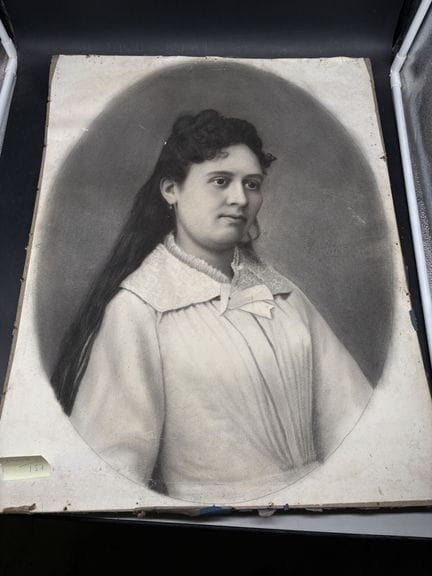 a
莫里（MAURY）作品，一幅女性肖像画，署名并标注1894年，尺寸64厘米×81厘米，裱贴于硬纸