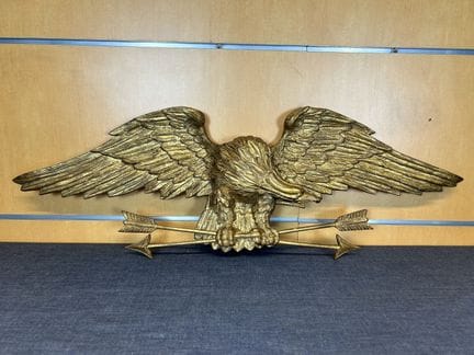 Motiv „Adler“, aus vergoldetem Holz – Ein Riss in 