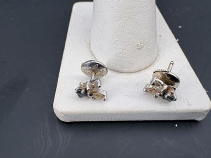 Ein Paar Ohrstecker aus Weißgold, mit Saphiren und