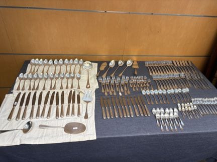 Großes Besteckset aus versilbertem Metall, Modell 