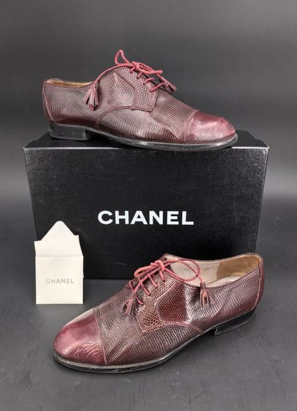 Chanel, ein Paar Damenschuhe aus Krokodilleder, ei