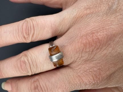 Ein Ring aus Silber und Bernstein