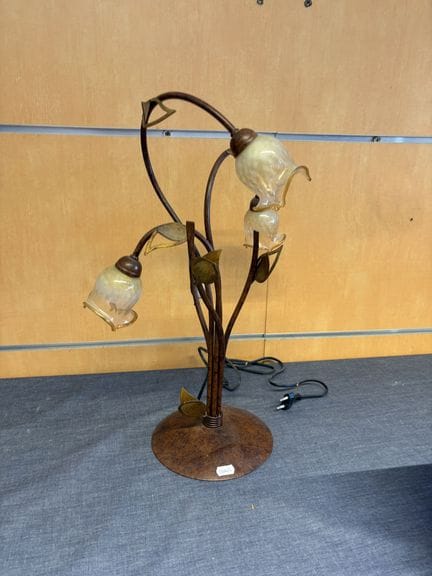 Eine moderne Lampe mit drei Leuchten, aus patinier