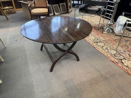 Klappbarer Couchtisch aus profiliertem Holz mit Le