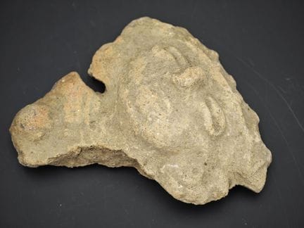 Fragment de visage archaïsant en terre cuite, trav