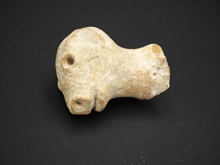 Petit sujet zoomorphe en terre cuite représentant 