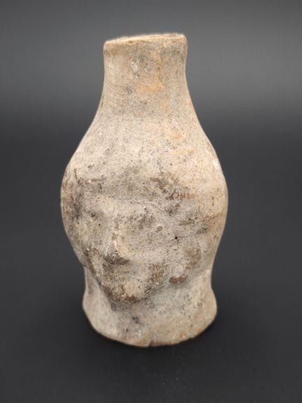 Pequeño jarrón antropomórfico de terracota, modela