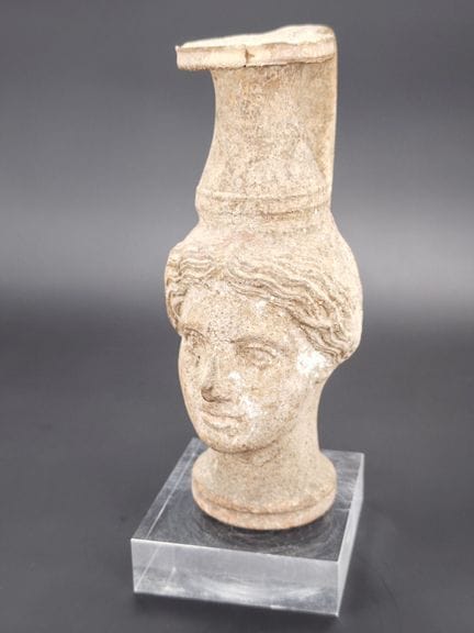 Unguentarium plastique anthropomorphe en terre cui