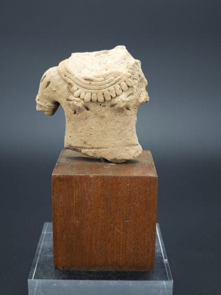 Fragment de statuette anthropomorphe féminine en t