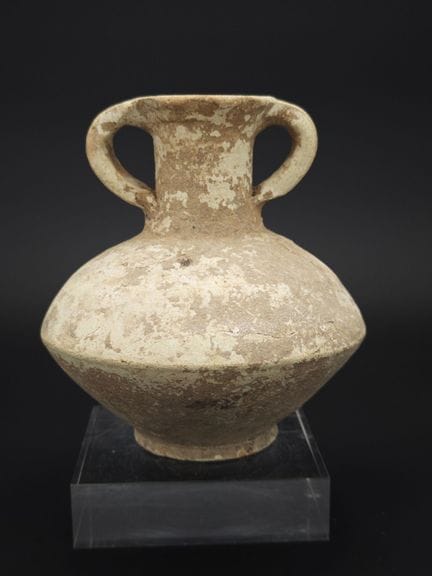 Jarrón de terracota beige con dos asas, cuerpo apl